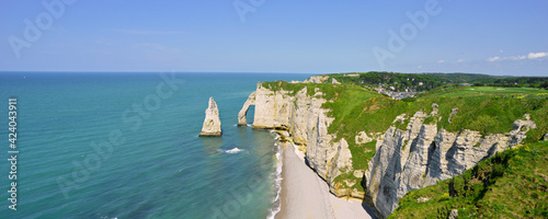 Panoramique plongée au coeur des falaises d'Étretat (76790), département de Seine-Maritime en région Normandie, France