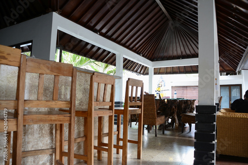 インドネシアのバリ島、ウブドのリゾートホテルのオープンエアのティーラウンジのカウンター、椅子。 