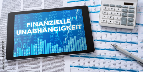 Tablet mit Finanzunterlagen - Finanzielle Unabhängigkeit