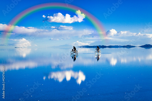 ミラーレイク・ウユニ塩湖と虹のある風景