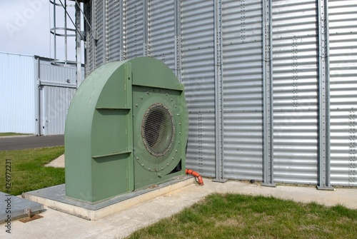 Coopérative Axéréal dans le Loiret. Système de ventilation des cellules de stokage