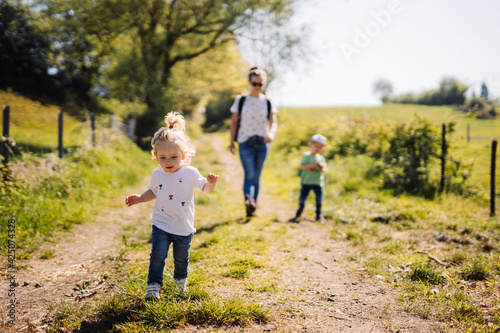 petite fille se balade avec sa famille dans les champs en été