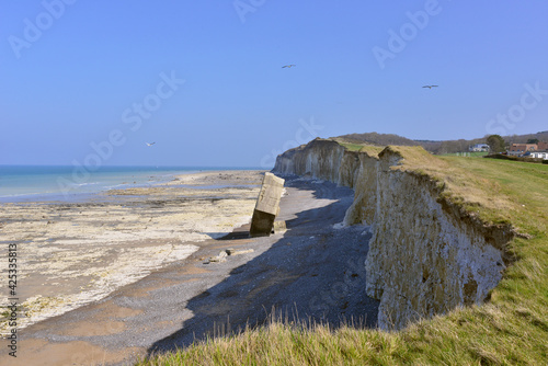 Le blockhaus planté sur la plage témoigne du recul des falaises à Sainte-Marguerite-sur-Mer (76119), département de Seine-Maritime en région Normandie, France