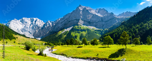 Panorama Landschaft iin den Alpen im Frühling