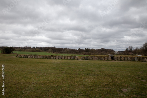 Archäologische Freilichtanlage mit Hünenbett im Arnkielpark in Munkwolstrup bei Ooversee auf Angeln.