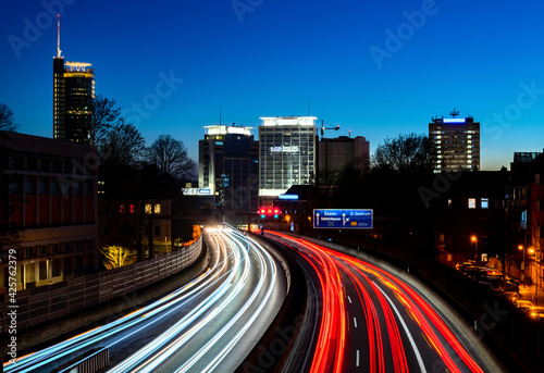 Essen Skyline Ruhrgebiet A40 Kurve Ruhrschnellweg Autobahn Pott Deutschland NRW Kulisse Silhouetten Sonnenuntergang Dämmerung Hochhäuser Konzerne City Zentrum Ausfahrt Langzeitbelichtung Verkehr 