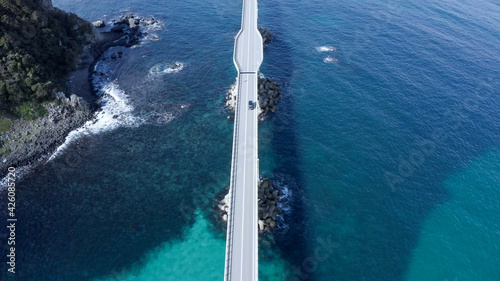 真俯瞰で道路の撮影。絶景のドライブコース角島大橋。青空と海。
