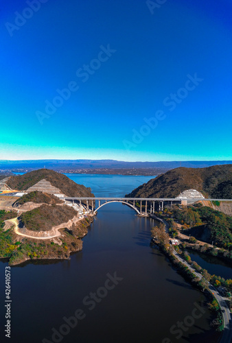 Puente "Jose Manuel de la Sota" que cruza el lago San Roque ubicado entre las montañas en otoño.