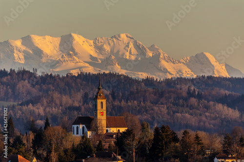 kirchberg mit kirche vor den berner alpen im abendrot