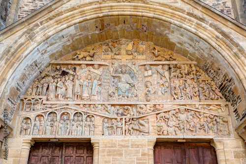 Le tympan de l'abbatiale Sainte-Foy à Conques-en-Rouergue - Aveyron en Occitanie - France