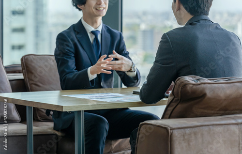 オフィスで会話するビジネスマン