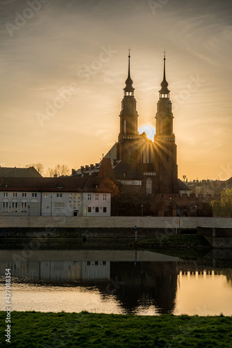 Stare Miasto Opole nad Odrą podczas wschodu słońca