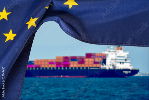 Flagge der Europäischen Union EU und ein Containerschiff