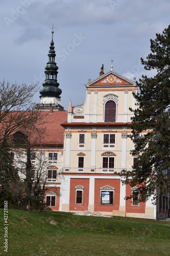 Zespół klasztorny opactwa cysterskiego w Henrykowie. Miejsce powstania Księgi Henrykowskiej w której zapisano pierwsze zdanie w języku polskim