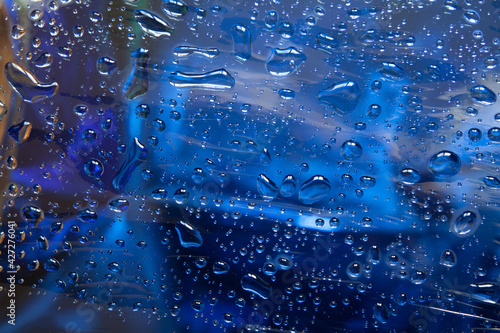 foto gocce di acqua su fondi colorati