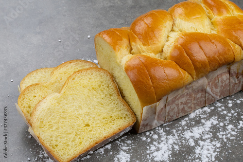 brioche tranchée sur une table grise