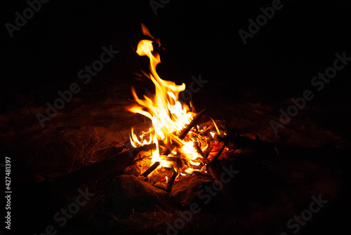 hoguera fuego amarillo montaña