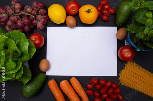 Flat lay, mockup, biała kartka z miejscem na tekst otoczona warzywami i owocami, zdrowa dieta i odżywianie