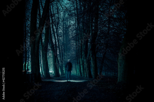 duch mężczyzny we mgle w nocy na cmentarzu