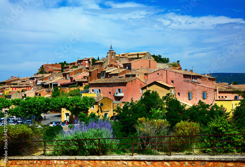 Roussillon - Prowansja - Provance - krajobraz, Provencal town on a hill, ocher-painted houses