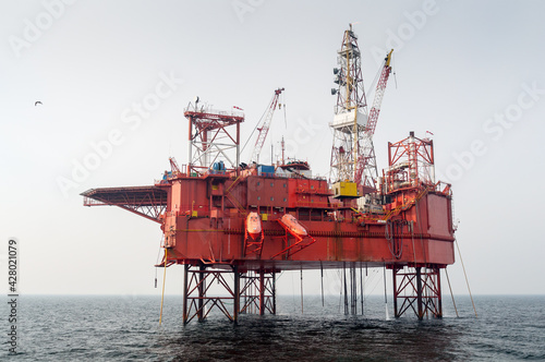 Morska platforma wiertnicza poszukująca węglowodorów / Offshore drilling rig offshore exploring gas