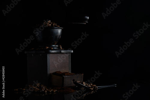 stary drewniany młynek do kawy