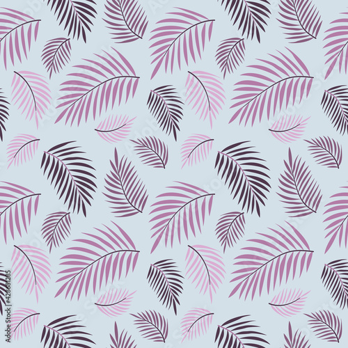 Egzotyczne palmowe liście w odcieniach fioletu. Powtarzalny wzór złożony z liści tropikalnej rośliny na jasnym błękitnym tle.