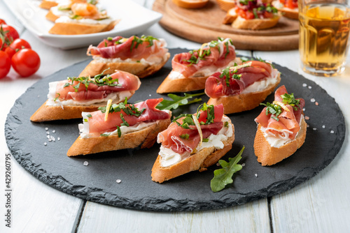 Crostini con prosciutto crudo e formaggio, antipasti italiani 