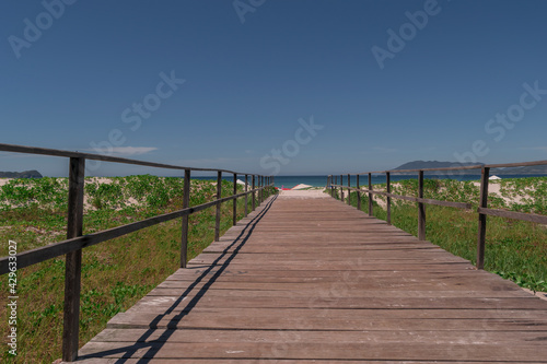 ponte de madeira que leva a praia do forte, cabo frio