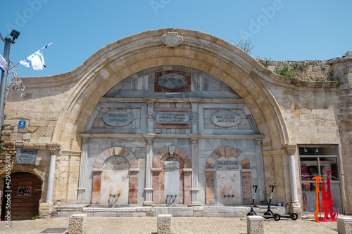 The Mahmudiya Mosque is the most magnificent building of the Ottomans in Jaffa. The mosque was built from 1730 and expanded in the following centuries.