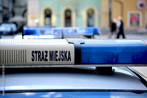 Polska straż miejska sygnalizator alarmowy na dachu pojazdu. 