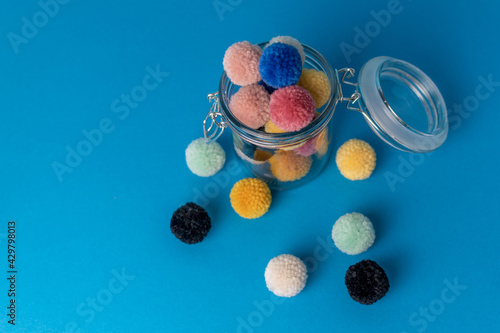 creative crafts using wool and yarn pompoms 