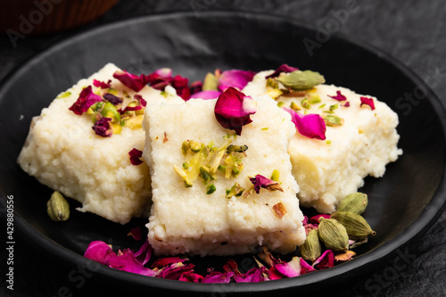 Indian Mithai Hot Kalakand Burfi Also Known As Alwar Mawa Qalaqand Barfi, Mishri Mava Or Khoa Milkcake Is Made Of Solidified Milk Meetha Doodh Khoya Malai Paneer. Topped With Crushed Pista And Elaichi