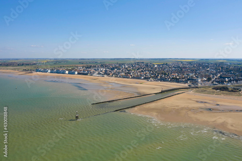 La plage de Juno beach et le canal de Courseulles-sur-Mer en France, en Normandie, dans le Calvados, au bord de la Manche.