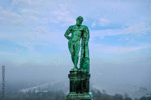 luftaufnahme von der Spitze des Monumentalbau mit der Figur des Herkules mit Blick in den blauen Himmel und Nebel bei Sonnenaufgang, Kassel, Hessen, Deutschland