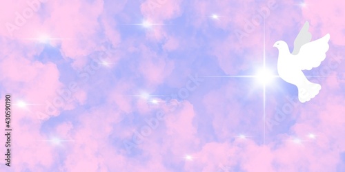 Banner viola rosa cielo nuvoloso con la colomba pasquale bianca che vola. Croce raggiante. Natale. Annunciazione. Pentecoste. Fede, speranza, amore. 