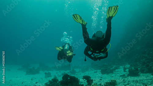 Diving on the reefs of the race sea ...