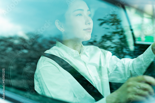 車を運転する女性 窓 反射