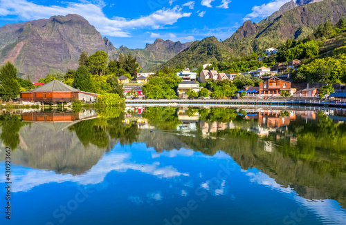 Reflets dans mare à joncs, cirque de Cilaos, île de la Réunion 