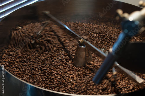 コーヒー豆を焙煎している風景 ロースター