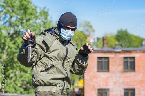 Bandit in a medical mask throws a knife and surrenders