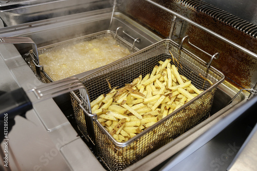 Cuisson de frites maison dans une friteuse professionnelle 