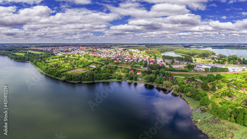 Olsztyn-miasto na Warmii w północno-wschodniej Polsce. Widok z nad jeziora Kortowskiego na Dajtki i jezioro Krzywe.