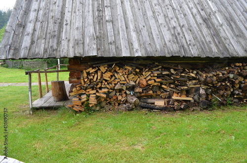 Mała drewutnia przy drewnianym wiejskim domku