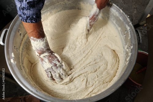 amasando masa de maiz para tamales 