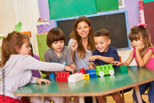 Kindergarten Gruppe spielt mit Bausteinen in der Kita