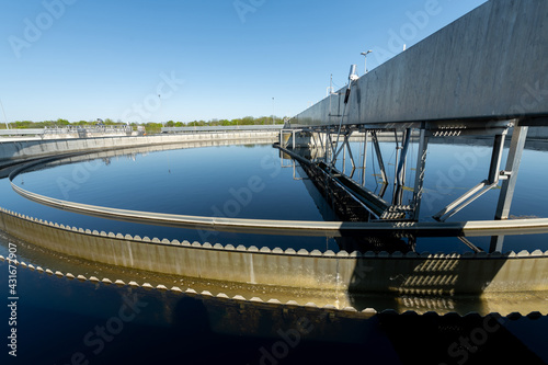 Nachklärbecken in der Kläranlage, mit Wasser Überlauf und Räumer, nachhaltiger Wasserkreislauf.