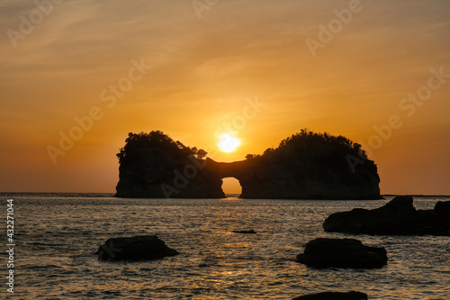 円月島の夕日【和歌山県西牟婁郡白浜町】