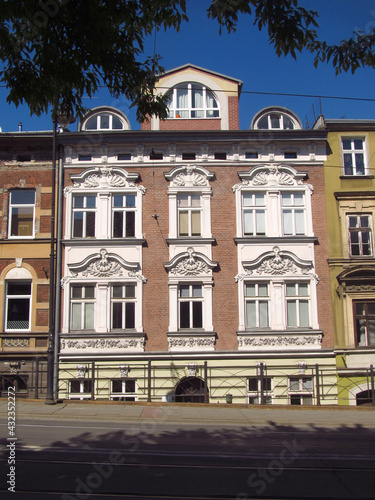Fasada starego zadbanego budynku w Krokowie, Polska