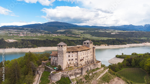 castello lago paesaggio montagna storia cles trentino val di non 